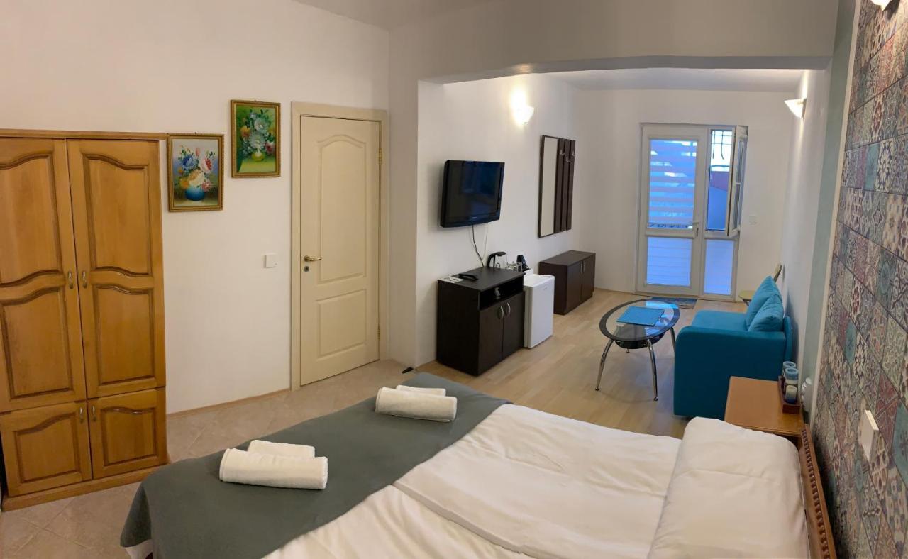 Sunray Guest House, Private Rooms & Apartment With Lovely Sea View Varna Buitenkant foto