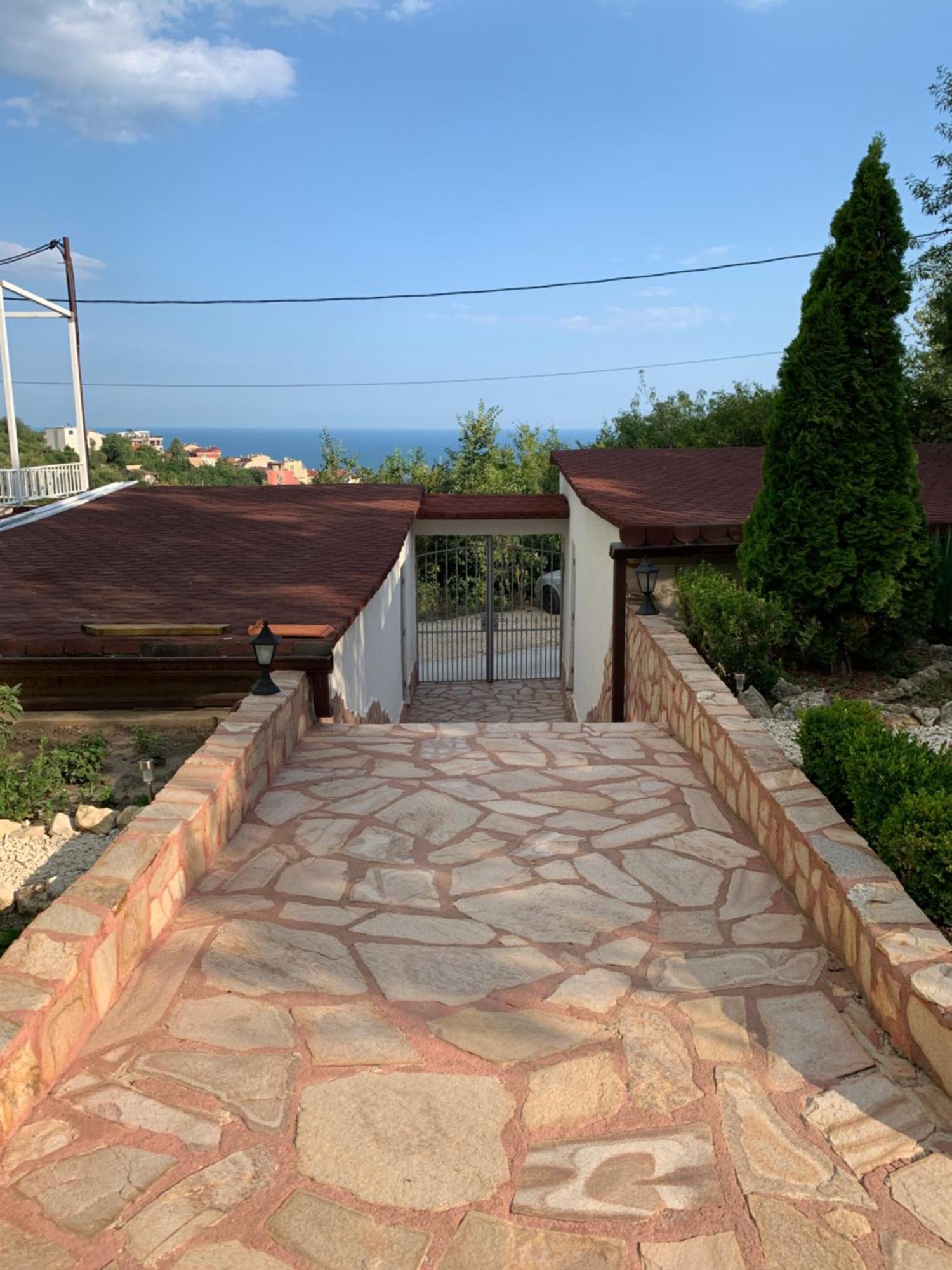 Sunray Guest House, Private Rooms & Apartment With Lovely Sea View Varna Buitenkant foto