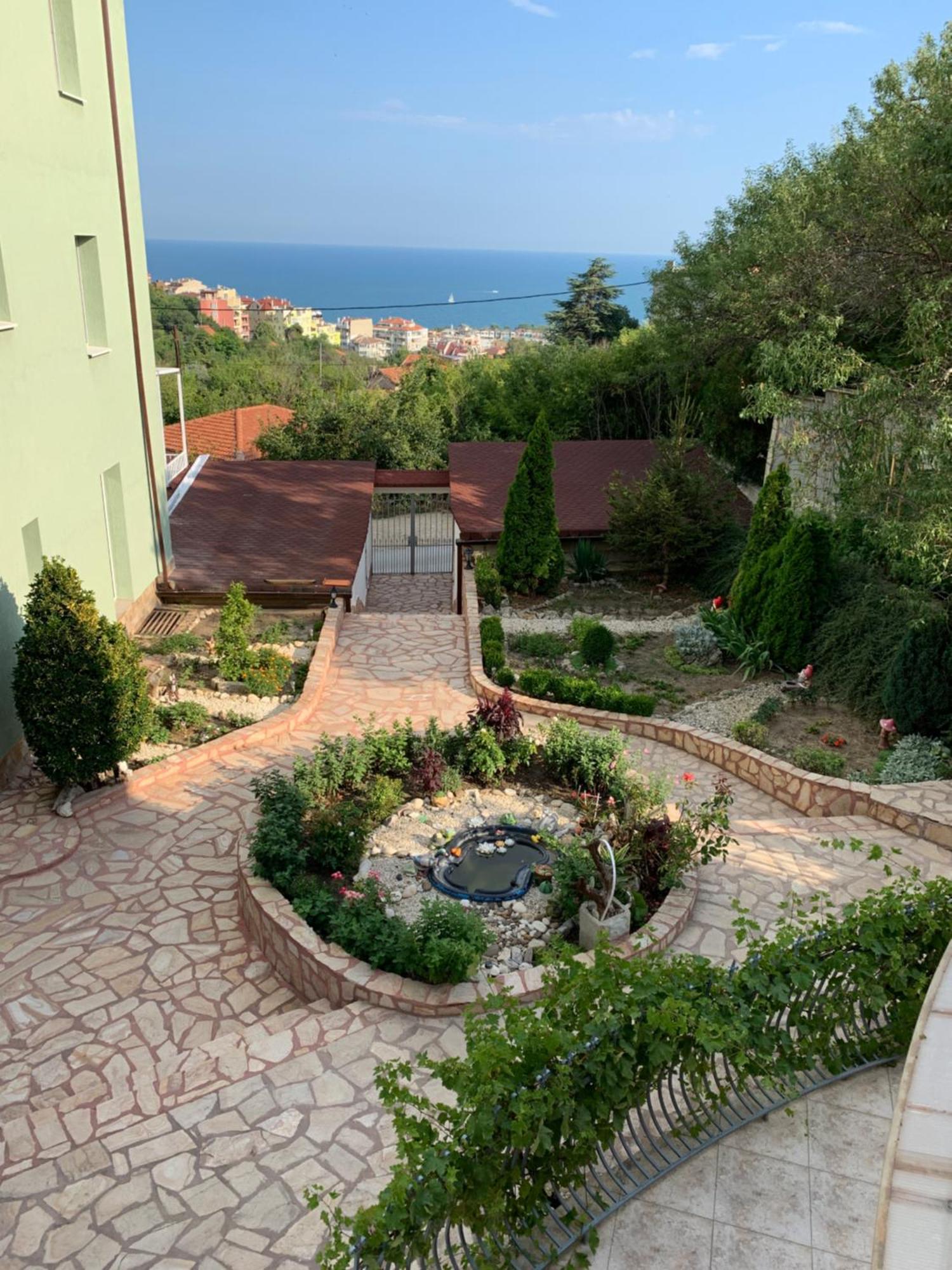 Sunray Guest House, Private Rooms & Apartment With Lovely Sea View Varna Buitenkant foto