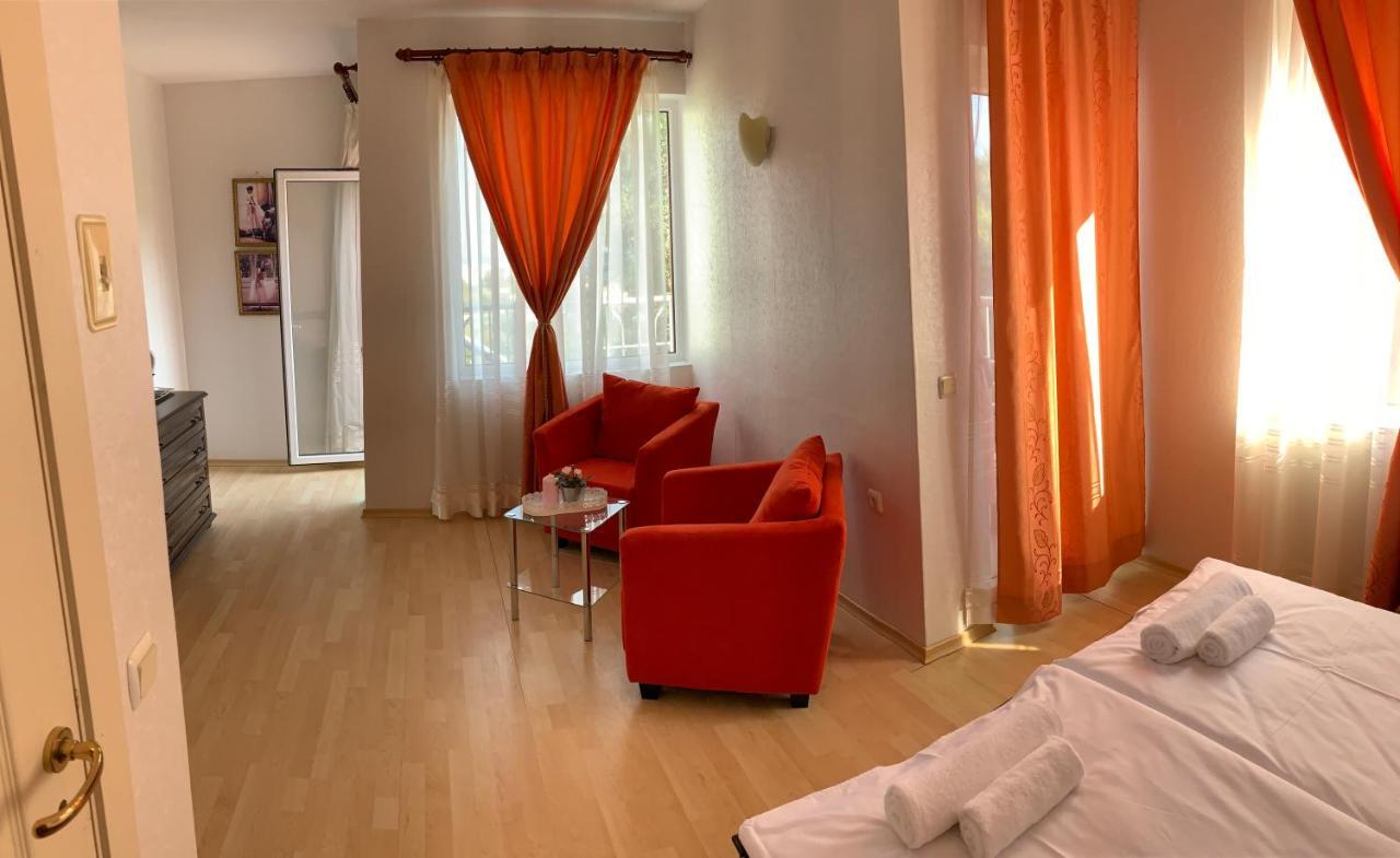 Sunray Guest House, Private Rooms & Apartment With Lovely Sea View Varna Buitenkant foto